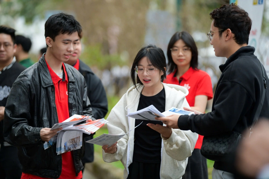 Tình Hình Khó Khăn Trước Thềm Thi